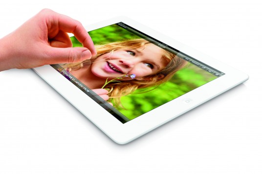 Just like its older siblings, the new 128 GB iPad comes in pinchable black or white. (Source: Apple)