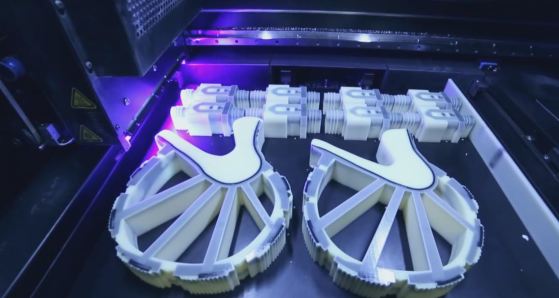 3D printing Derby’s feet, using the ProJet 5500X multi-material 3D printer. (Source: 3D Systems)