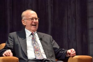 Gordon Moore talks to Tom Friedman at the Exploratorium, just one of the organizations that has benefited from the Gordon and Betty Foundation. (Source: Intel)