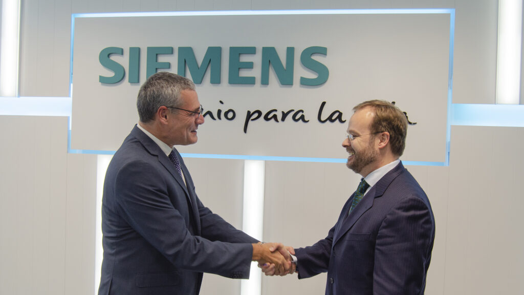 Siemens' Juan Francás Iberia shaking hands with Navantia CTO Donato Martinez